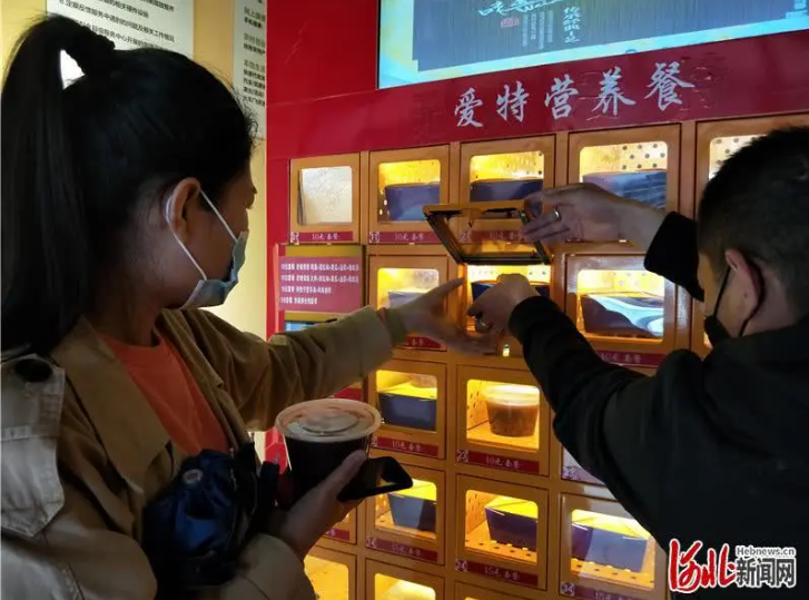 河北疫情下的餐飲新模式：無人餐飲機圈粉